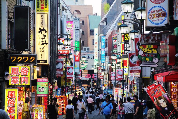 日本恋综最新，小巷深处的浪漫小店之旅