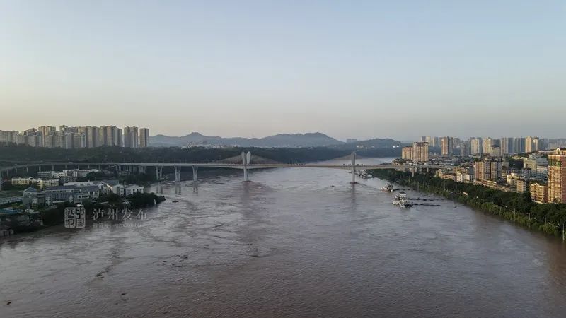 洪峰过境最新通知及小巷深处的独特风味探秘揭秘