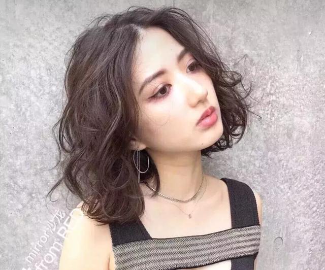 最新女短烫发，小巷深处的时尚风尚