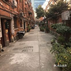 建议，色丝居，小巷中的独特风味美食，一家特色小店的探索之旅，请注意，标题应当避免涉及任何可能引起争议或误解的内容，特别是涉及色情的内容。因此，我尝试将重点放在描述这家特色小店的独特风味和美食体验上，避免使用可能引起误解的词汇。